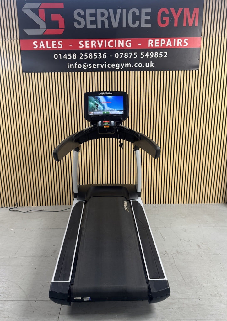 Life Fitness 95T Discover Treadmill With SE Console