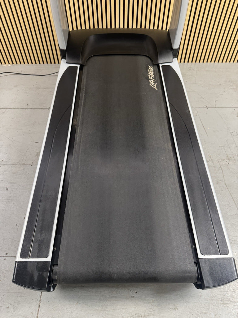 Life Fitness 95T Discover Treadmill With SE Console