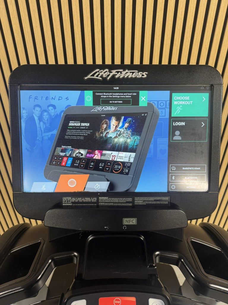 Life Fitness 95T Discover Treadmill With SE3HD Console