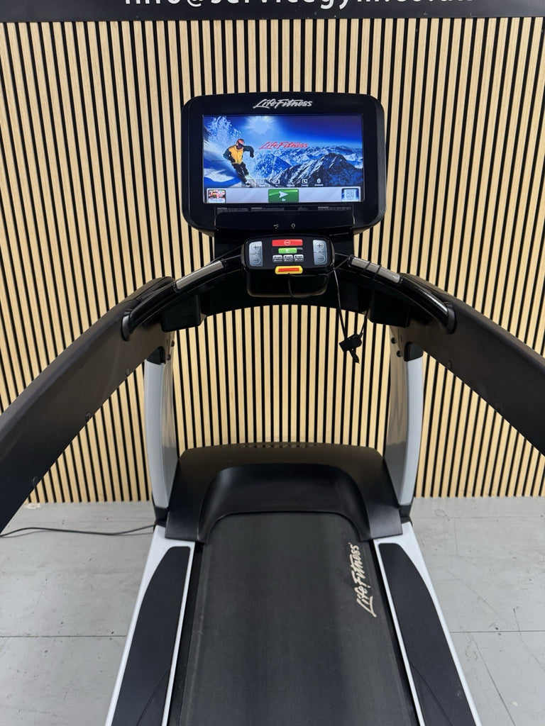 Life Fitness 95T Discover Treadmill With SE Console