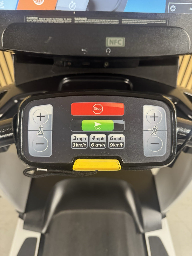 Life Fitness 95T Discover Treadmill With SE3HD Console