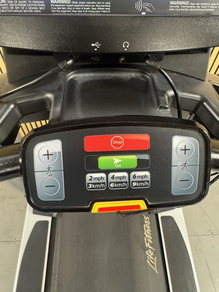 Life Fitness 95T Discover Treadmill With SE Console