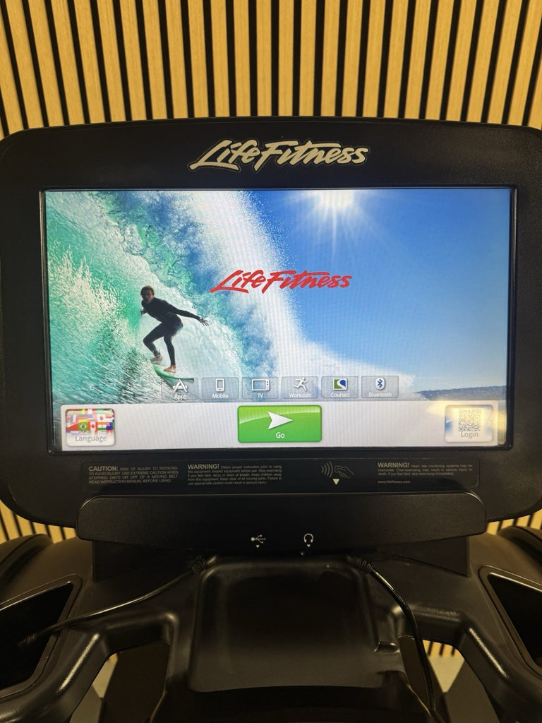 Life Fitness 95T Discover Treadmill With SE Console