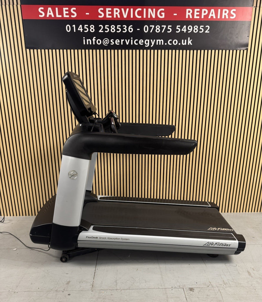 Life Fitness 95T Discover Treadmill With SE Console