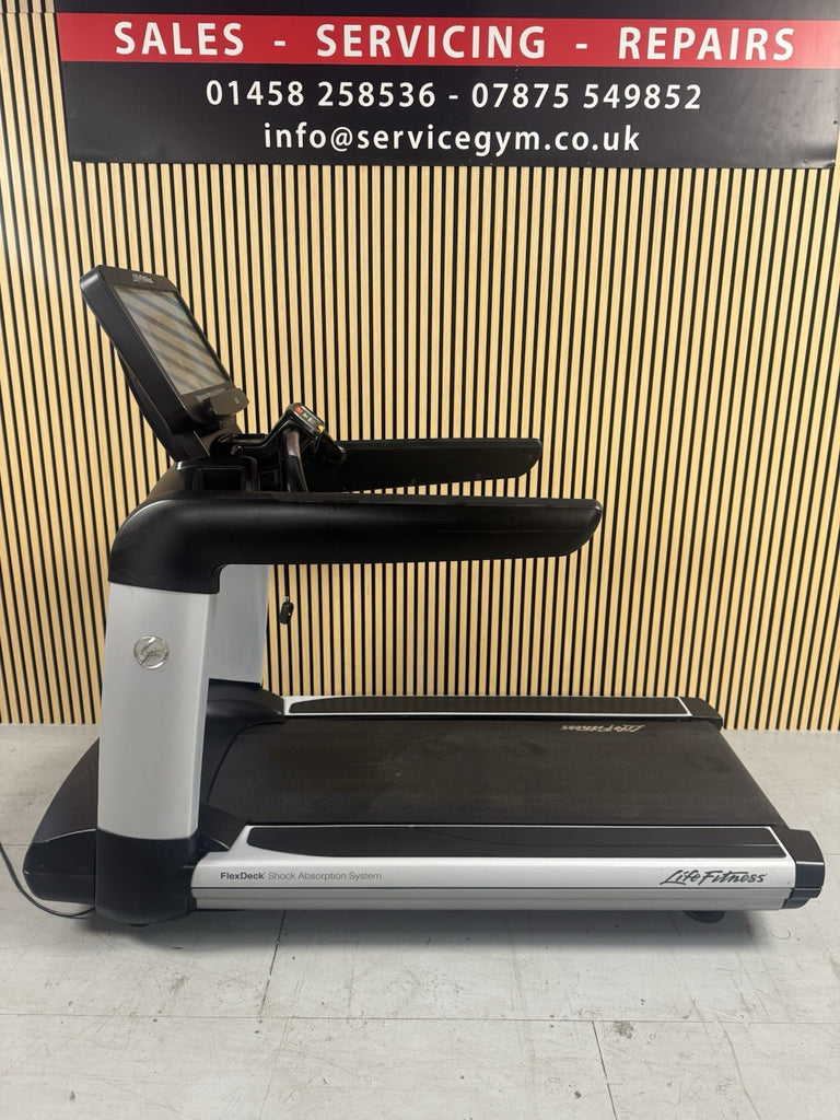Life Fitness 95T Discover Treadmill With SE3HD Console
