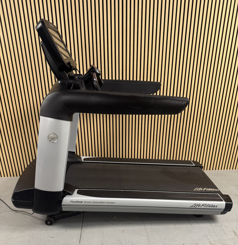 Life Fitness 95T Discover Treadmill With SE Console
