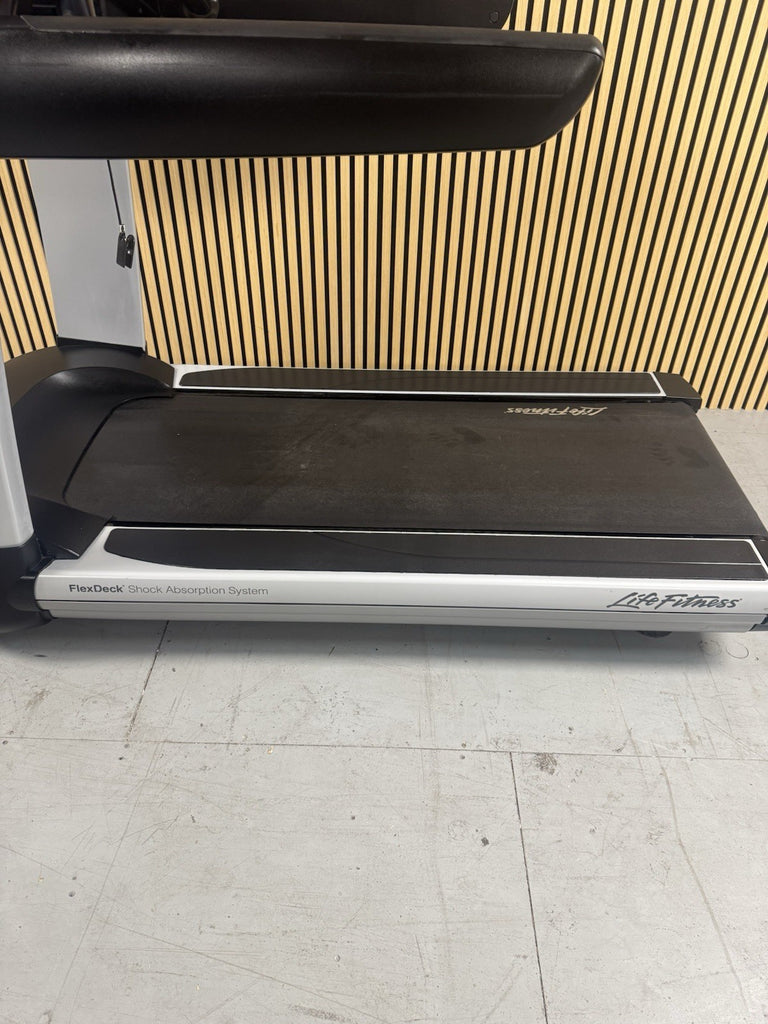 Life Fitness 95T Discover Treadmill With SE3HD Console