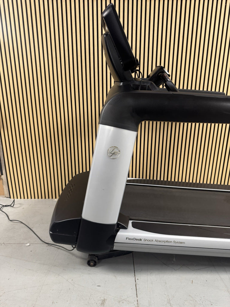 Life Fitness 95T Discover Treadmill With SE Console