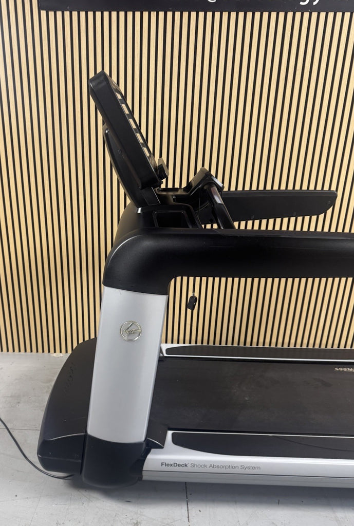 Life Fitness 95T Discover Treadmill With SE3HD Console