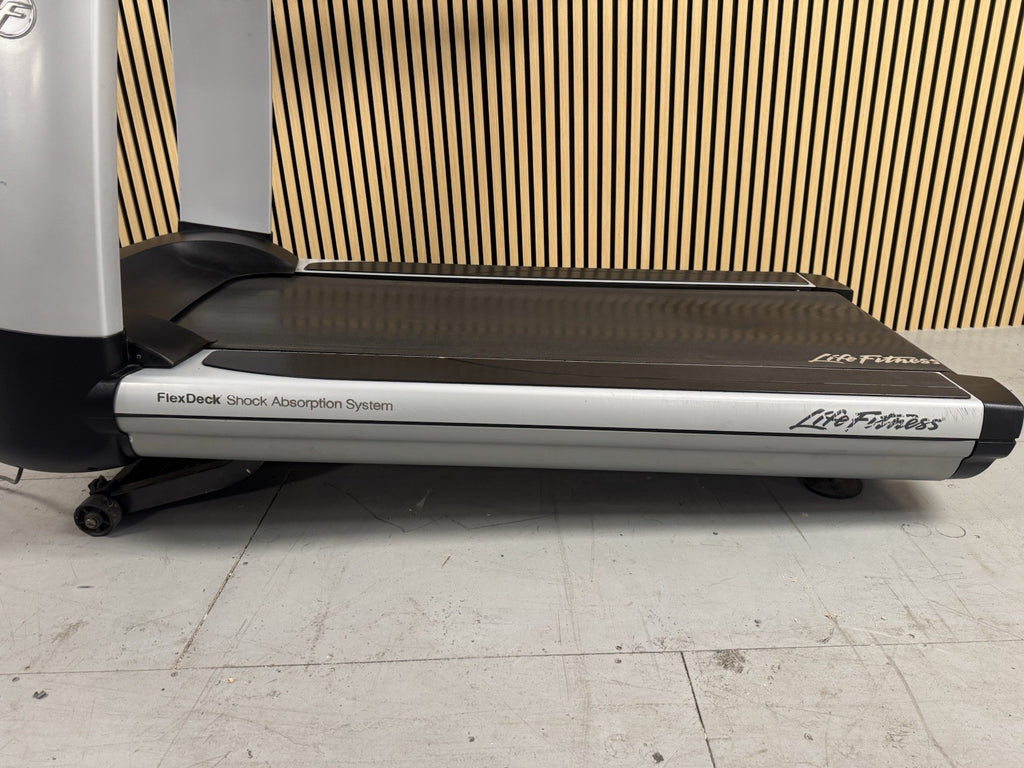 Life Fitness 95T Discover Treadmill With SE Console