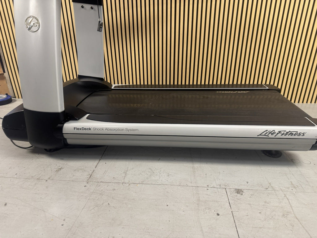 Life Fitness 95T Discover Treadmill With SE3HD Console