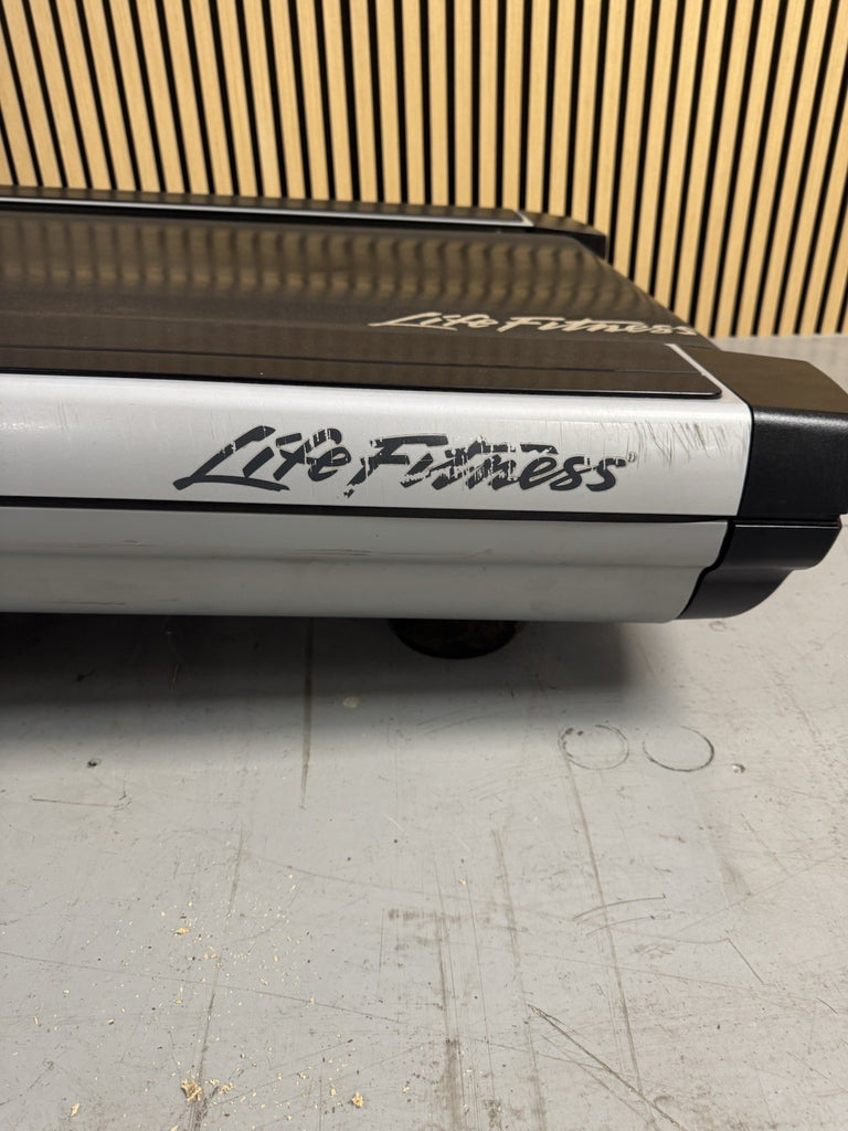 Life Fitness 95T Discover Treadmill With SE Console