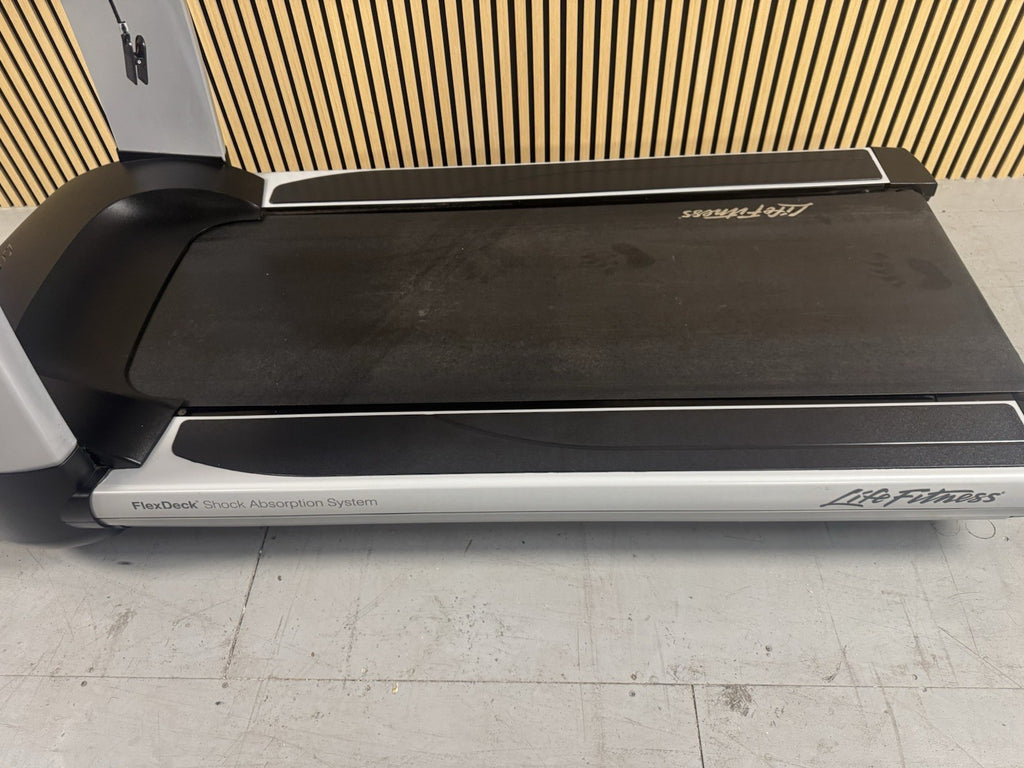 Life Fitness 95T Discover Treadmill With SE3HD Console
