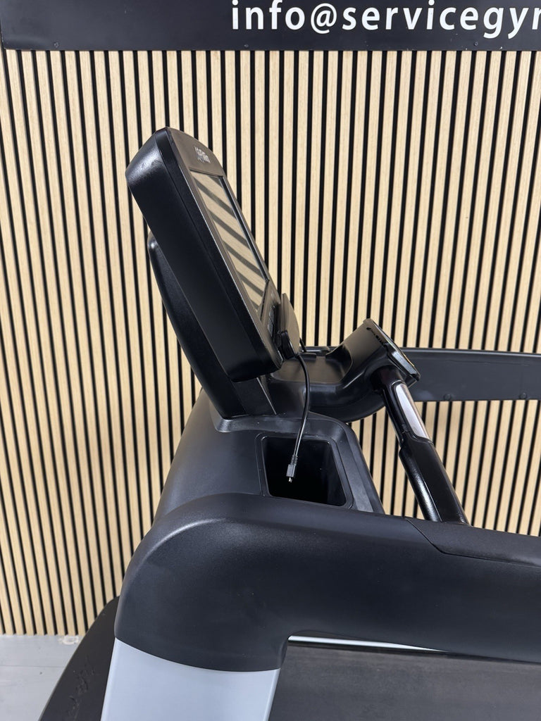 Life Fitness 95T Discover Treadmill With SE Console