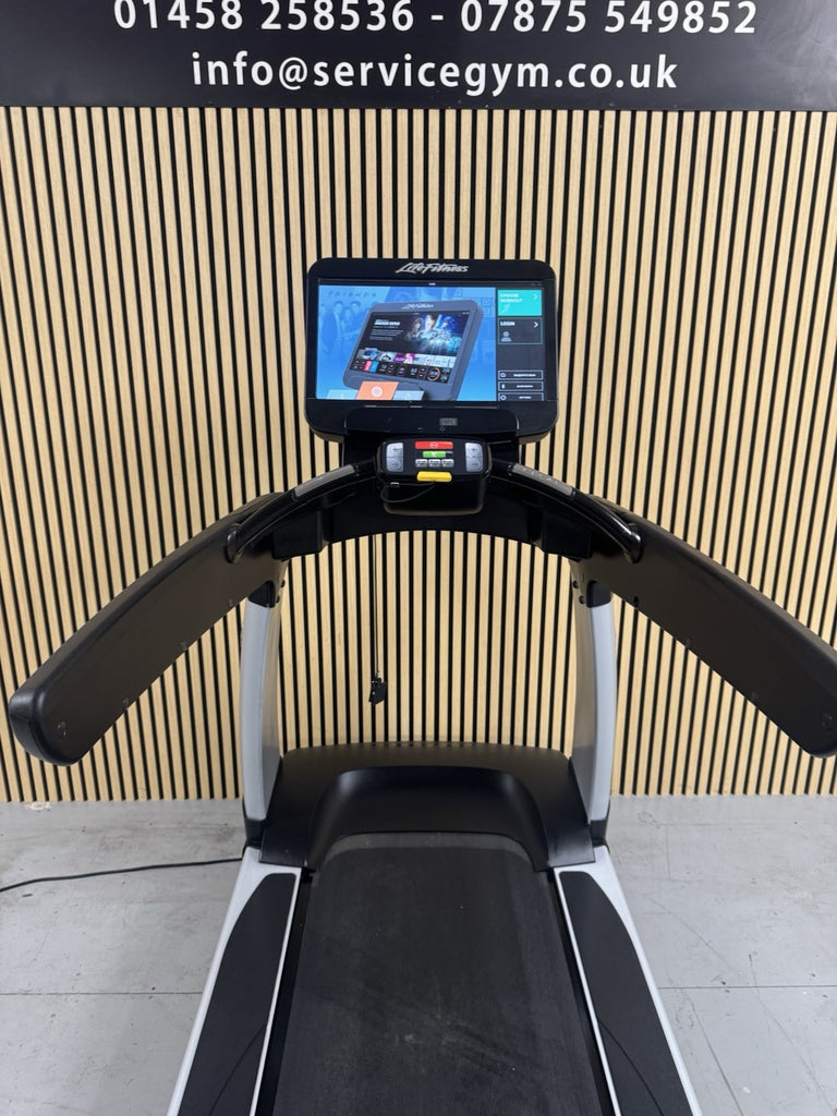 Life Fitness 95T Discover Treadmill With SE3HD Console
