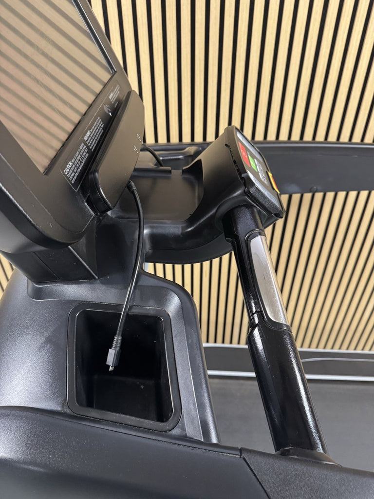 Life Fitness 95T Discover Treadmill With SE Console