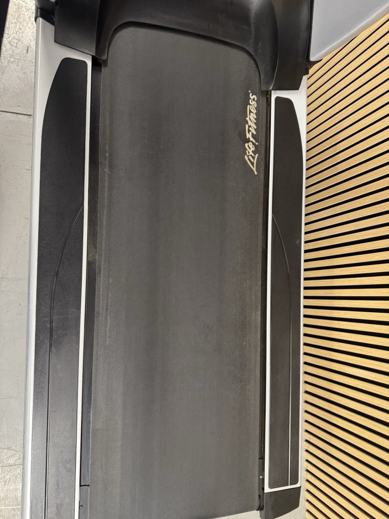 Life Fitness 95T Discover Treadmill With SE Console