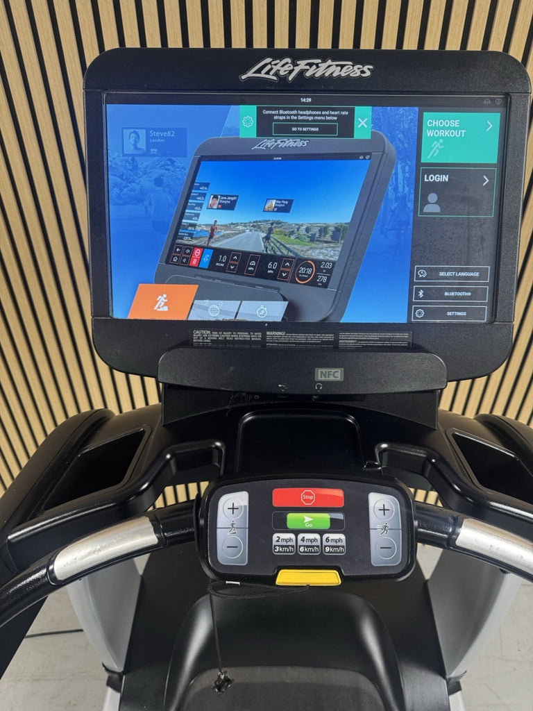Life Fitness 95T Discover Treadmill With SE3HD Console