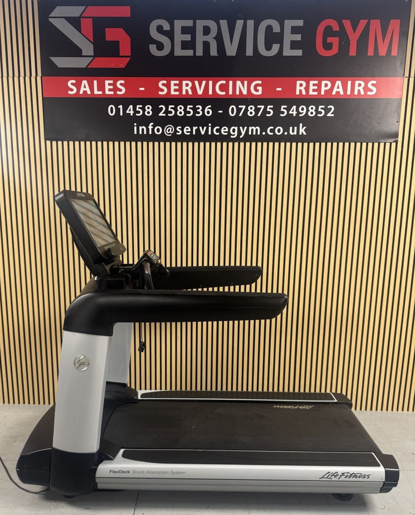 Life Fitness 95T Discover Treadmill With SE3HD Console